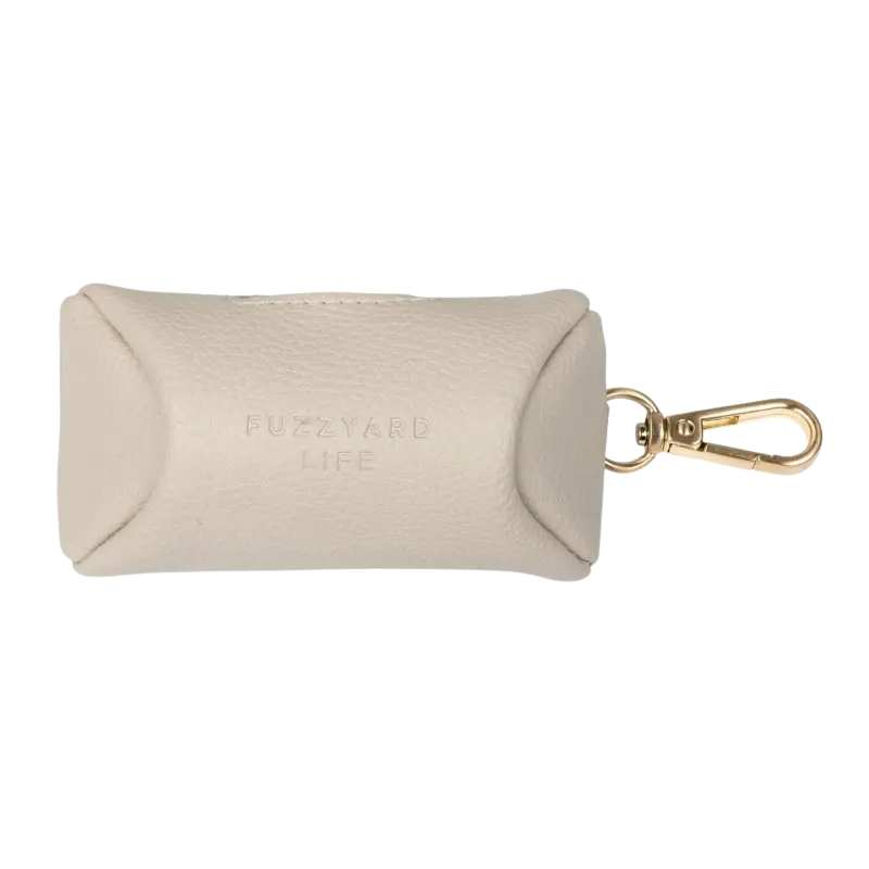 Etui na kupoworki ze skóry wegańskiej w piaskowym kolorze.