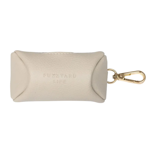 Etui na kupoworki ze skóry wegańskiej w piaskowym kolorze.