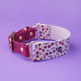 Załaduj obraz do przeglądarki galerii, Szeroka obroża na sprzączkę, Wisienki / liliowy BURA