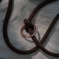 Załaduj obraz do przeglądarki galerii, Smycz przepinana linowa Chocolate Brown Co collar