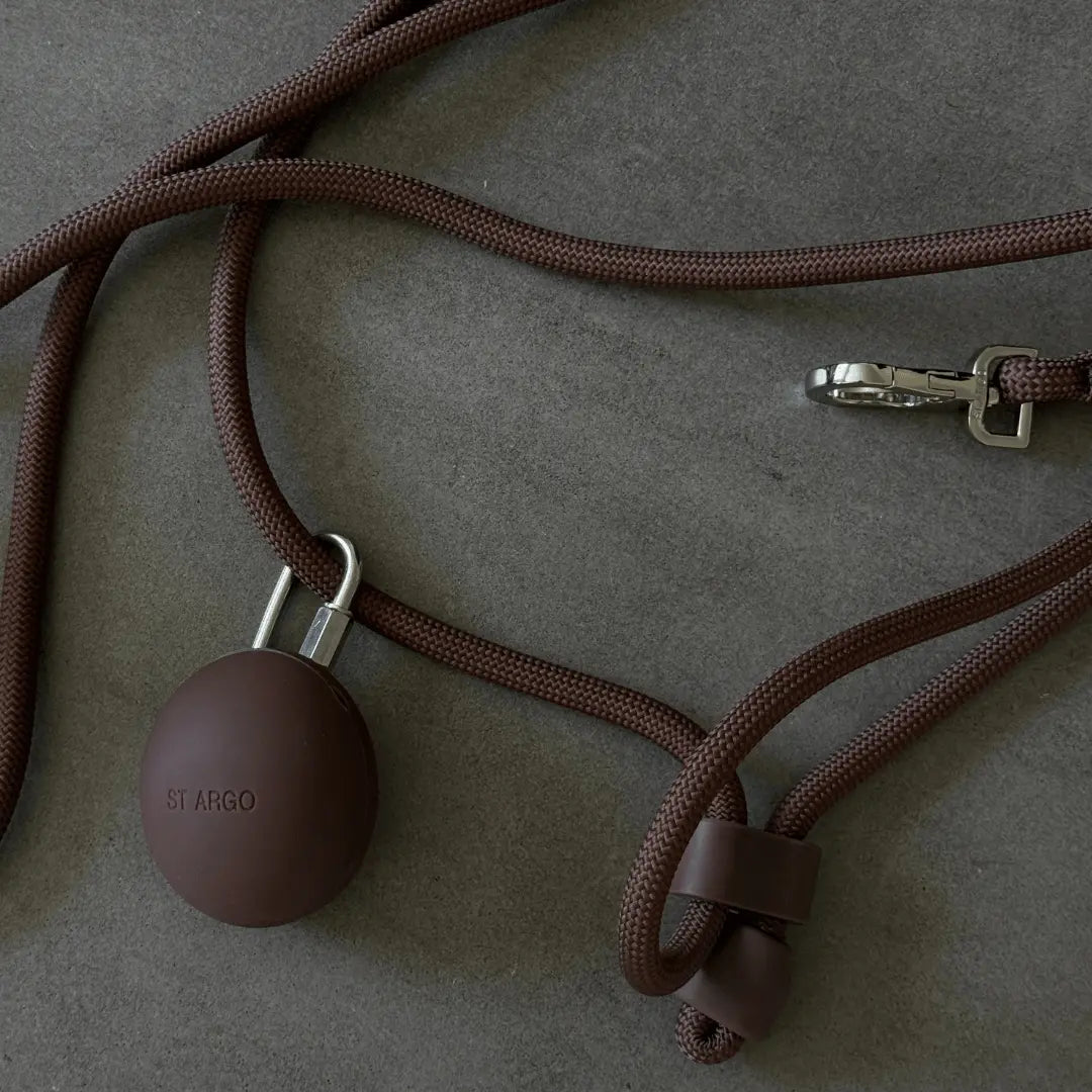 Zestaw St. Argo: Czekoladowa smycz Hands-Free i dopasowana silikonowa saszetka na przysmaki.