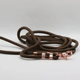 Załaduj obraz do przeglądarki galerii, Smycz miejska linowa Chocolate Brown Co collar
