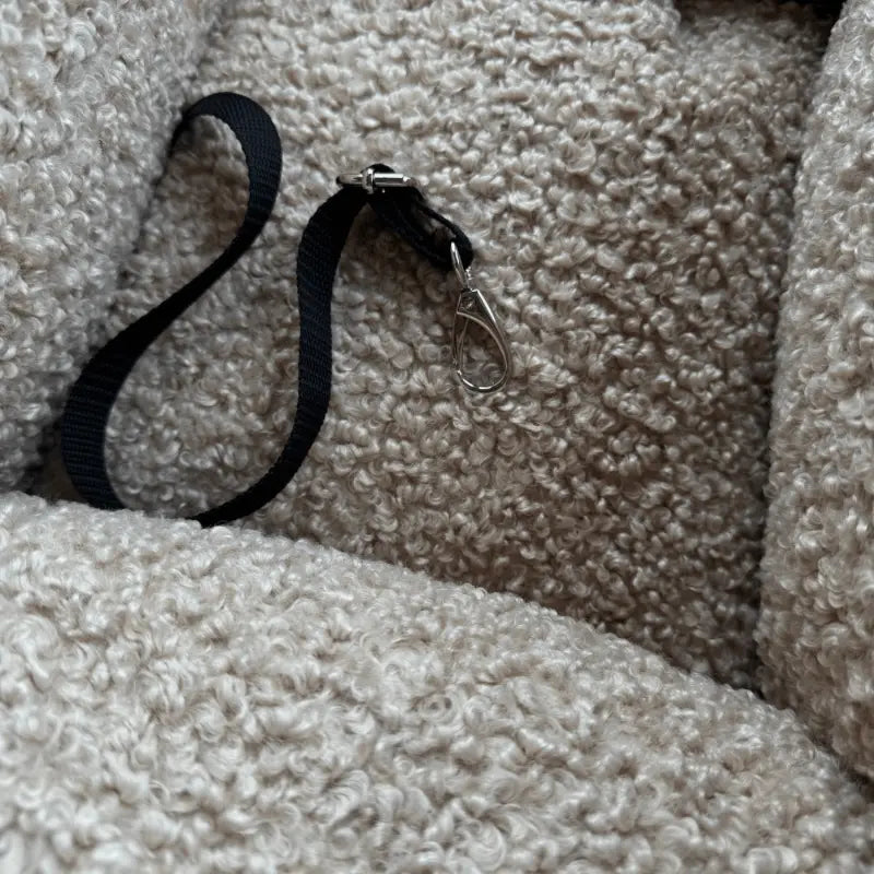 Fotelik do auta z funkcją torby i legowiska baranek Beza psykryj mnie