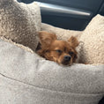 Załaduj obraz do przeglądarki galerii, Fotelik do auta z funkcją torby i legowiska baranek Beza psykryj mnie
