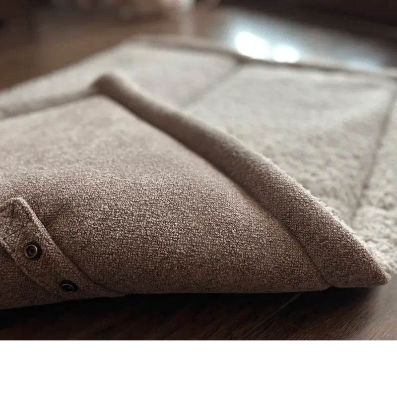 Składana mata podróżna dla psa z zapięciem na zatrzaski, łatwa do spakowania.