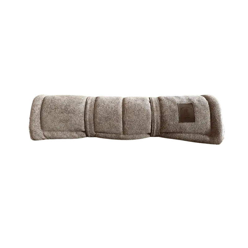 Zwijana mata podróżna dla psa z poręcznymi uchwytami do łatwego transportu.