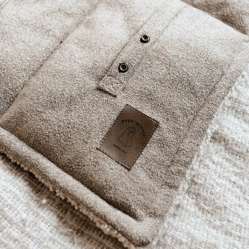 Przenośna mata podróżna dla psa, rozłożona, widok na miękkie, pikowane posłanie.